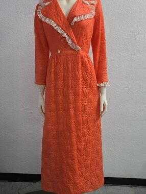 Vintage Saybury Orange Quilted Hostess Lounge Coat Lace Trim Size Small
